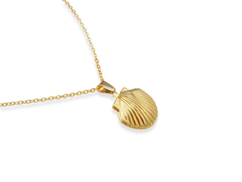 Preppy Clam Shell Seashell Locket Pendant